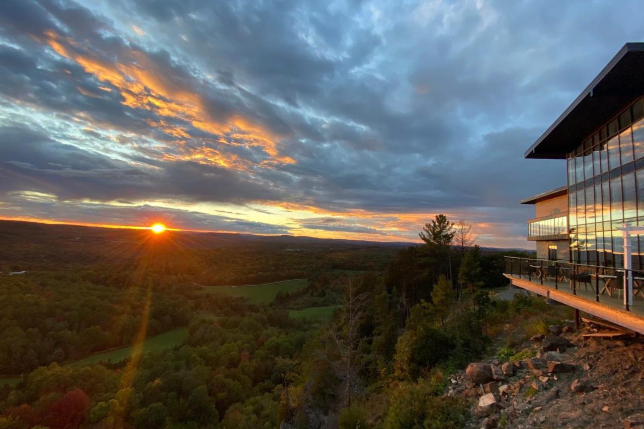 Auberge De La Montagne Coupee Saint Jean De Matha Екстериор снимка